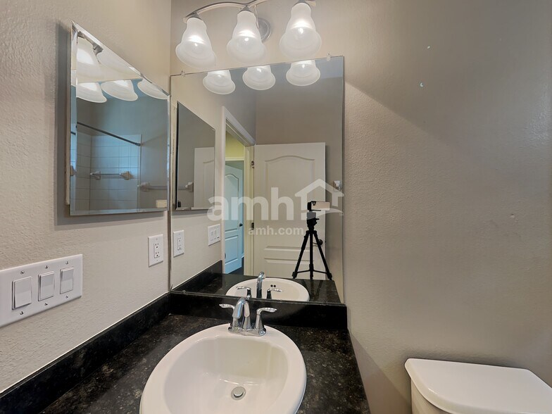 Building Photo - 16017 Loneoak View Dr