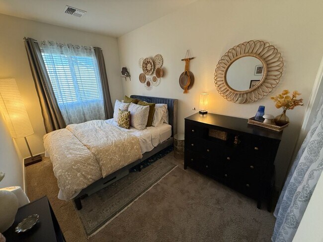 Building Photo - 3 Bedroom, 2.5 Bath Townhome