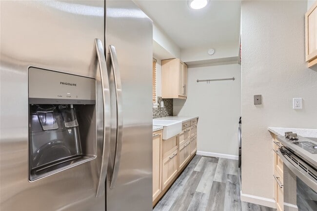 Building Photo - Charming 3 Bedroom 2 Bath Townhome In Aurora!