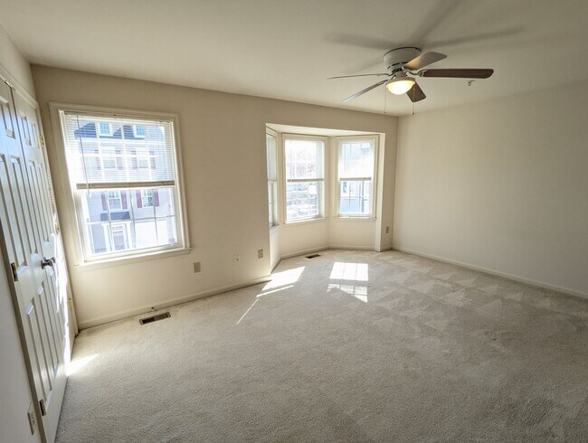 Building Photo - 3 Level End Unit townhouse available mid O...
