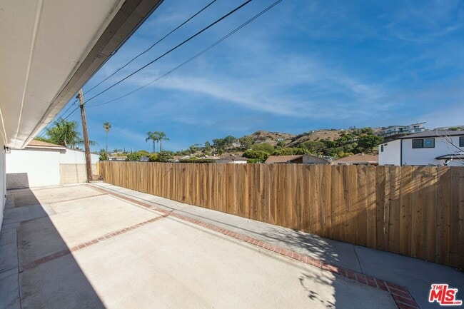 Building Photo - 8430 Glenoaks Blvd