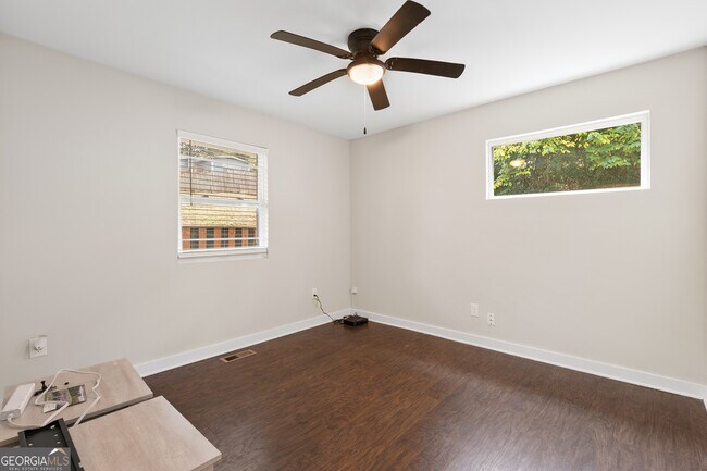 Building Photo - 1887 E Farris Ave