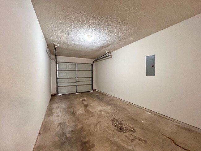 Building Photo - 8904 Schick-