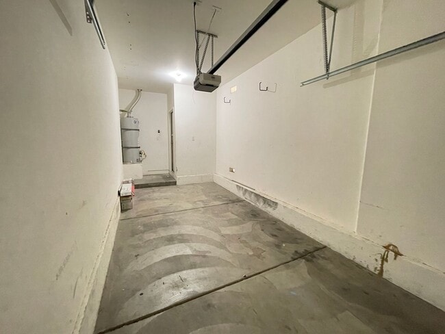 Building Photo - Cute 2 bed 2 bath townhouse with 1 car garage and washer and dryer in unit