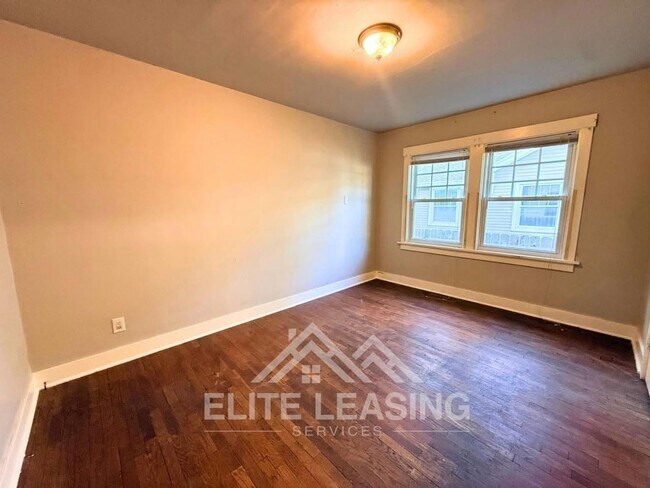 Building Photo - 326 SW Courtland Ave
