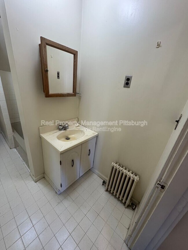 Building Photo - 437 S Aiken Ave