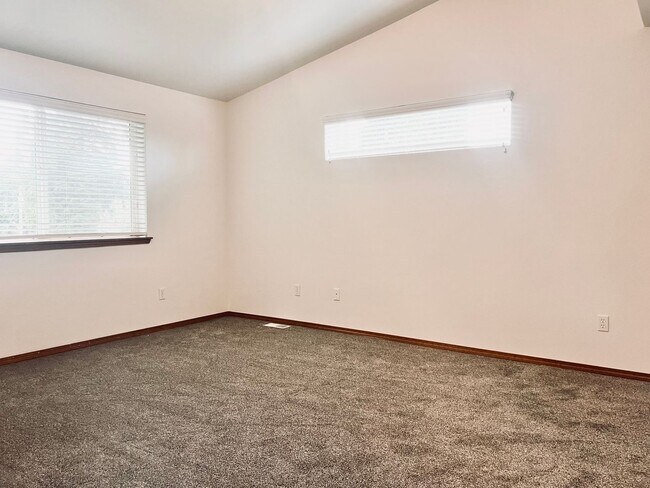 Building Photo - Enormous 4 Bed 2.5Bath + Bonus Room Great Lacey Neighborhood