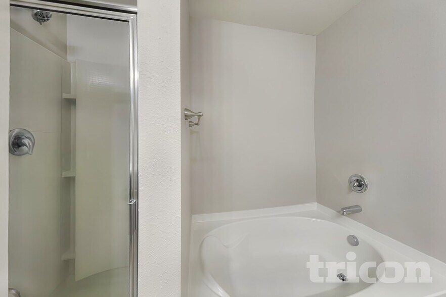 Building Photo - 3627 Alexander Forest Dr