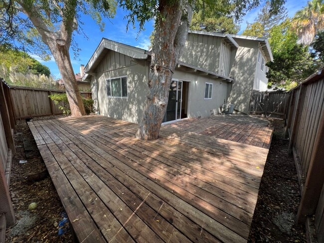 Building Photo - 3893 Middlefield Rd