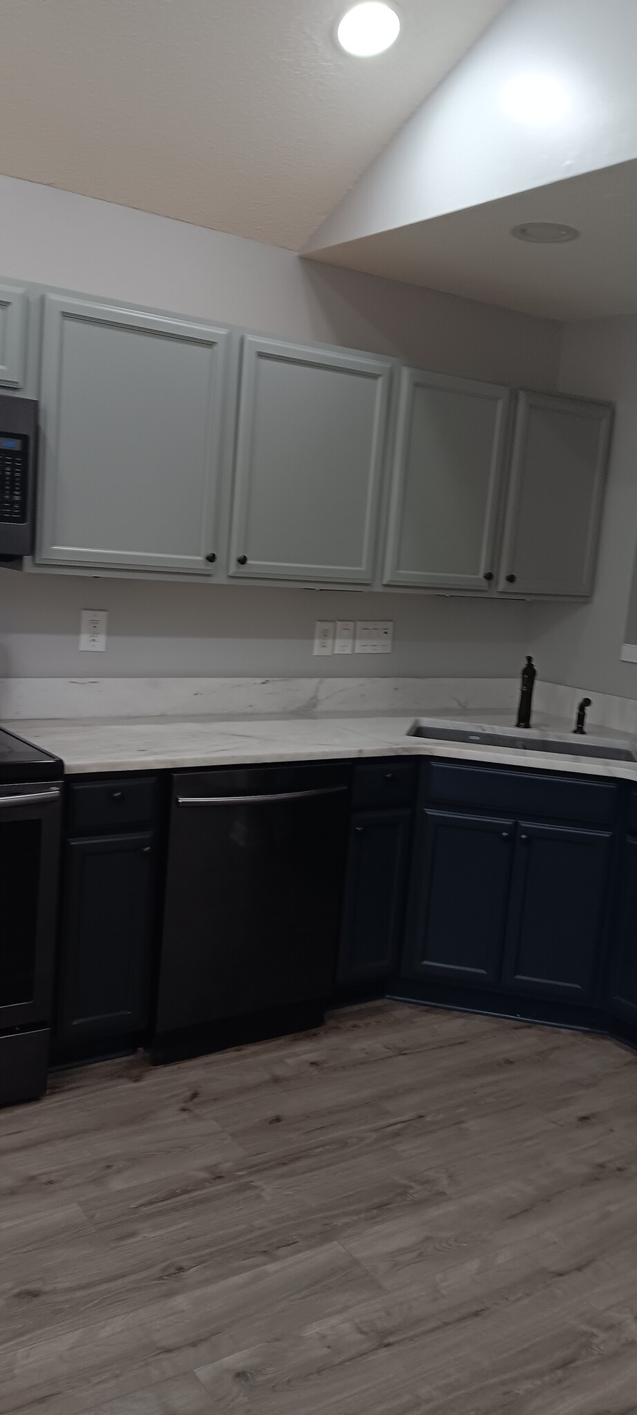 Building Photo - 8041 Christmas Ct