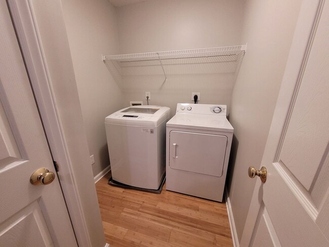 Building Photo - Great 2 Bedroom 2 Bath Townhouse
