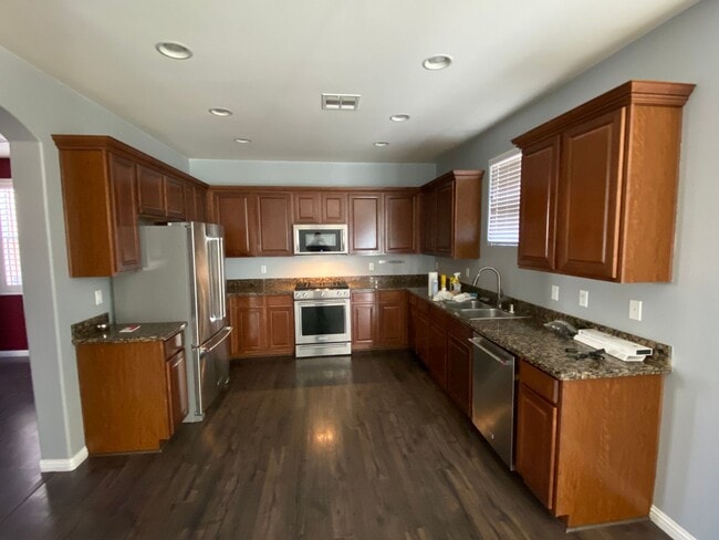 Building Photo - Gorgeous 4Bed/2.5Bath/2Car, 2-Story Residence with Loft in Mountains Edge Area gated Community!
