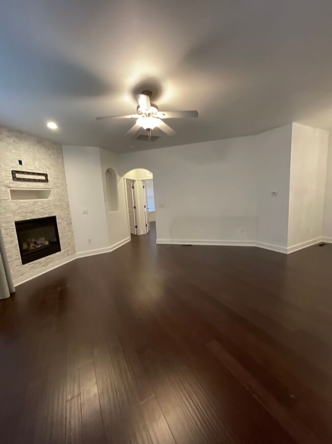 Building Photo - 1039 NE Watt Way