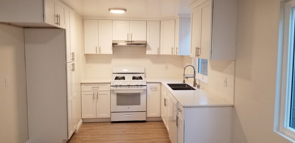 Building Photo - 2042 Evergreen St