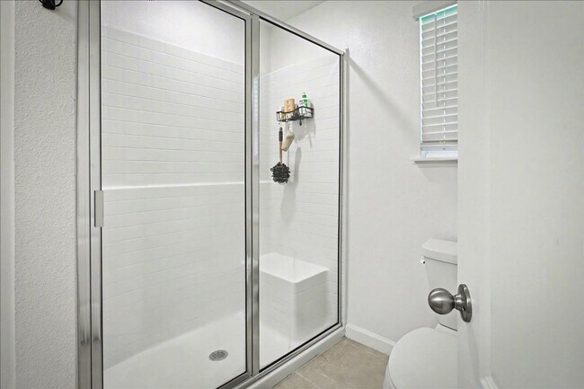 Building Photo - Refined Living at Its Finest | Renovated 3BR Townhome in Jacksonville