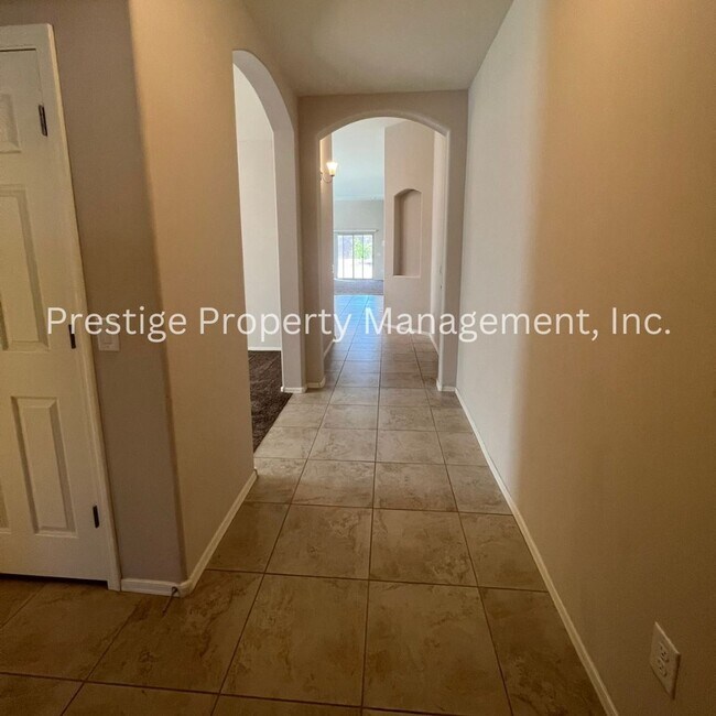 Building Photo - 3BD+Den/3BA Marana Home With Wonderful Com...