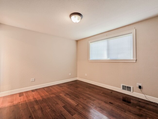 Building Photo - Charming 3 bed, 2 bath Lake Goodwin rambler!