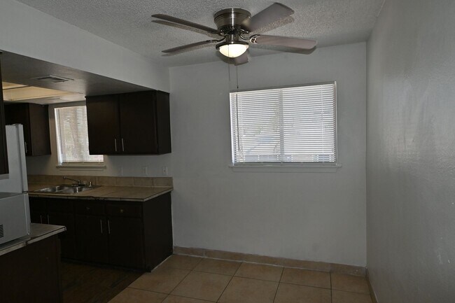 Building Photo - 2 Bedroom Apt- Downtown -  NO PETS