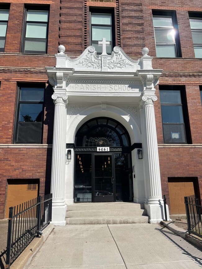 Primary Photo - 4641 N Ashland Ave