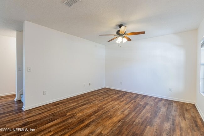 Building Photo - 1630 Vineland Cir