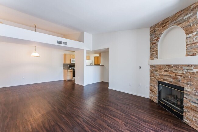 Building Photo - Gorgeous 3 Bedroom Seven Hills Condo For L...