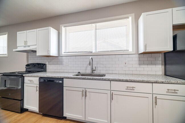 Building Photo - Updated 3 Bedroom Home for Rent! Large Yard and Freshly Remodeled!