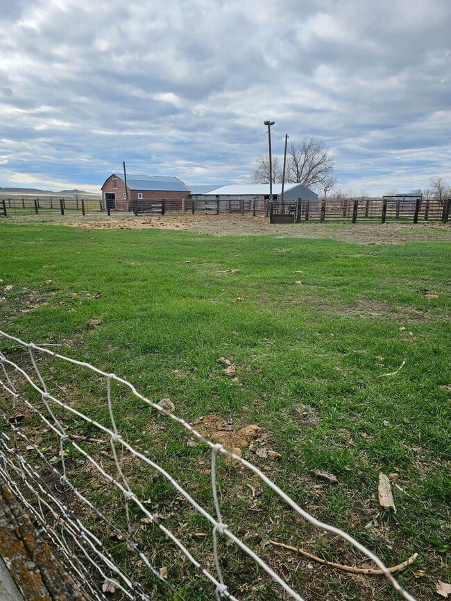 Building Photo - 4 bed, 3 bath house in the country