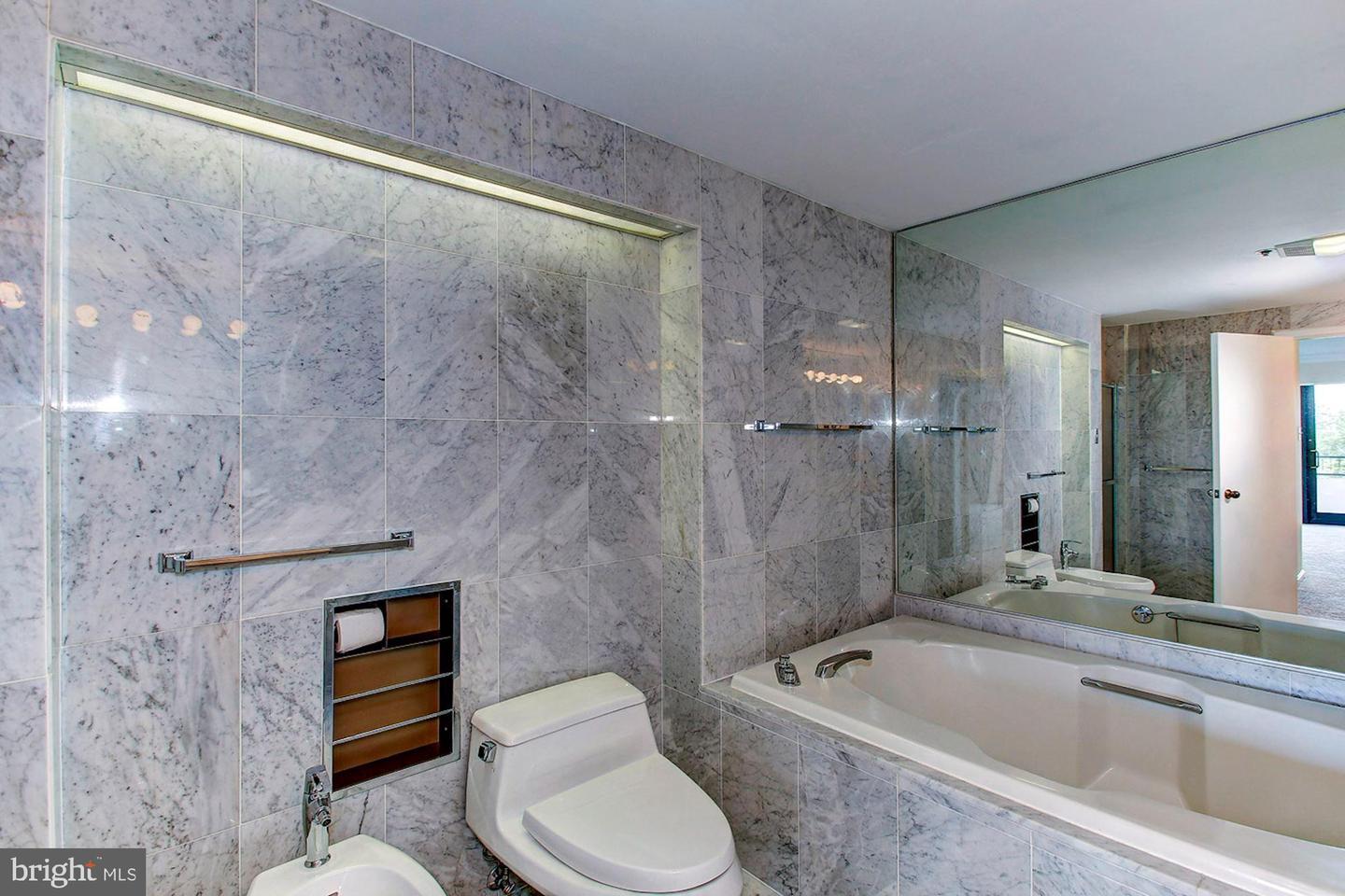 Master bathroom - 1200 Crystal Dr