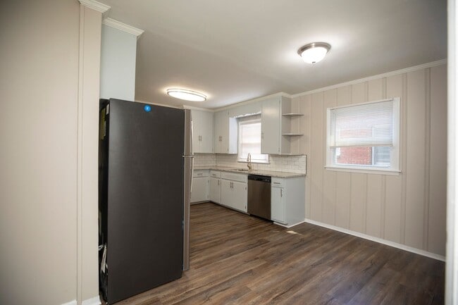 Building Photo - ** 3 bed 1.5 bath located in Mcgehee-Allen...