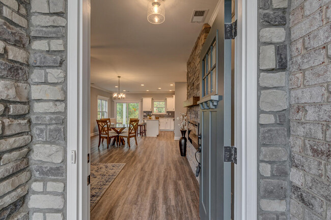 Building Photo - 124 White Pine Ct