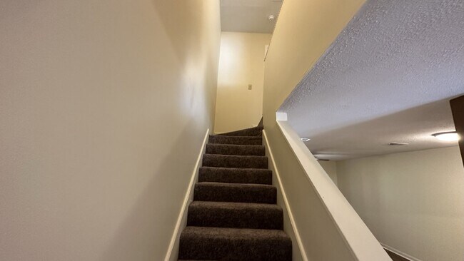 Building Photo - Town house for Rent