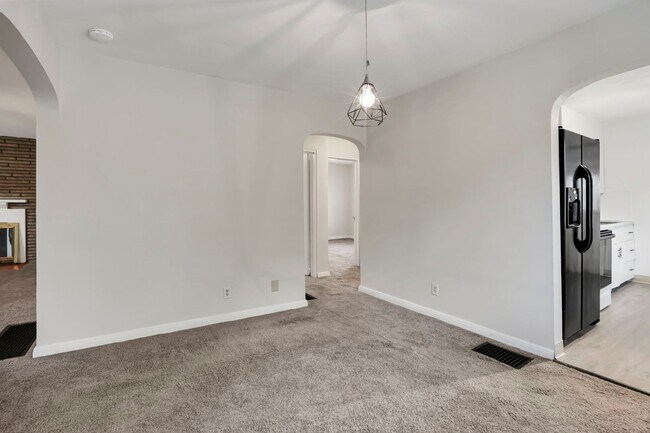 Building Photo - 404 S Chase Ave
