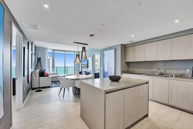 Building Photo - 4010 S Ocean Dr