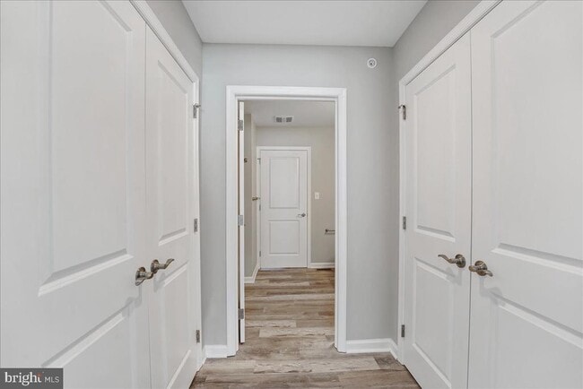 Building Photo - 552 Creek Rd