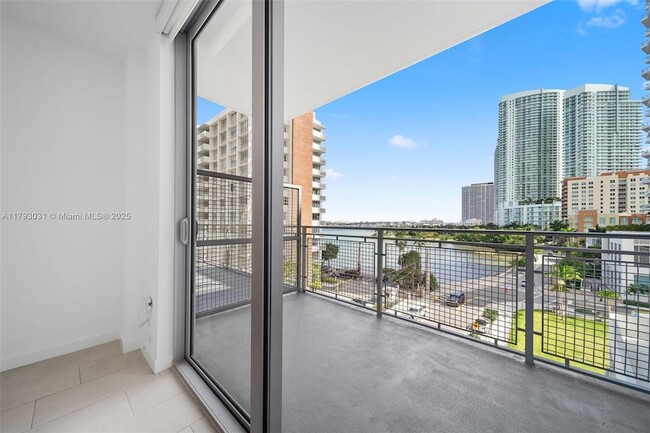 Building Photo - 2150 N Bayshore Dr