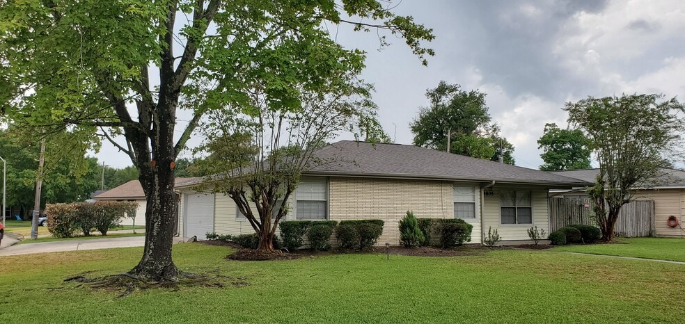 Building Photo - 4805 Lawndale Ave