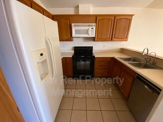 Building Photo - 921 S Val Vista Dr