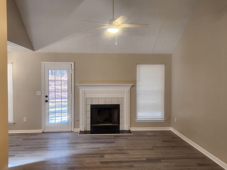 Family Room w/Gas Fireplace and Vaulted Ceiling - 1335 Sweetwater Blf