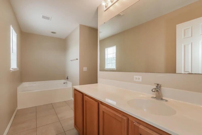 Building Photo - 692 Sunway Ln