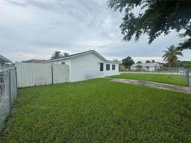 Building Photo - 18742 SW 113th Ave