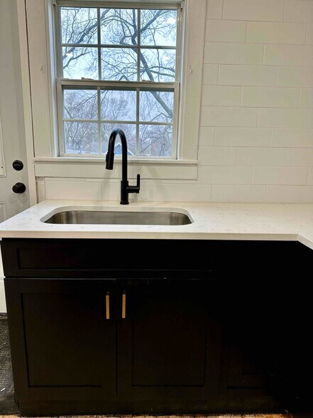 Building Photo - 218 N Main St