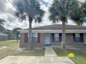 Building Photo - Lovely 2 Bedroom Duplex In Navarre