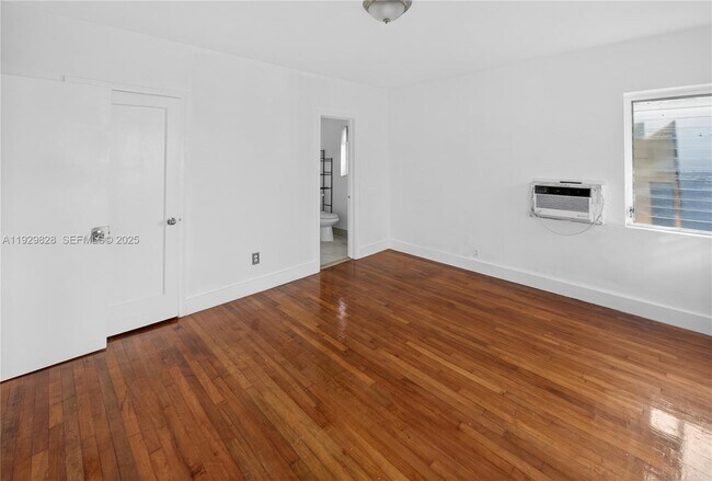 Building Photo - 993 Bay Dr