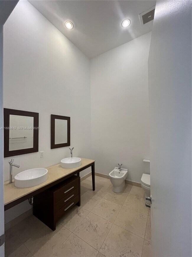 Building Photo - 495 Brickell Ave