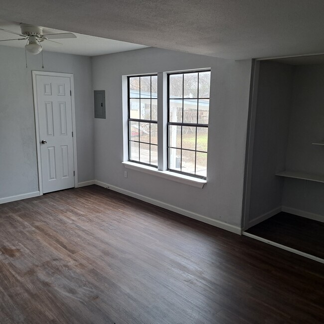 Building Photo - 423 Ellana Claire Ct