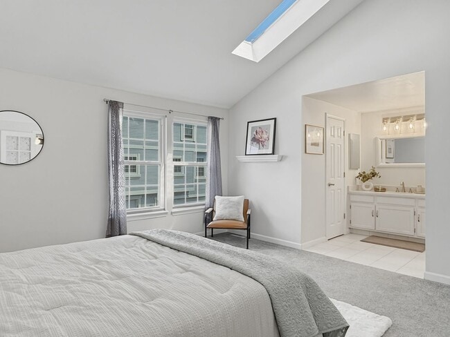 Building Photo - Move-In Ready Townhome!