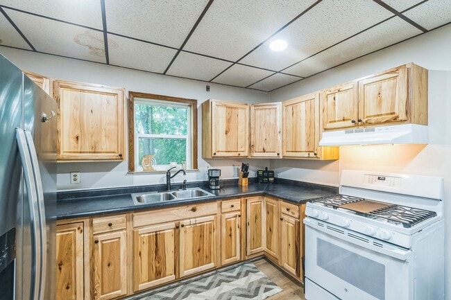 Building Photo - Charming 3BR House in Fostoria