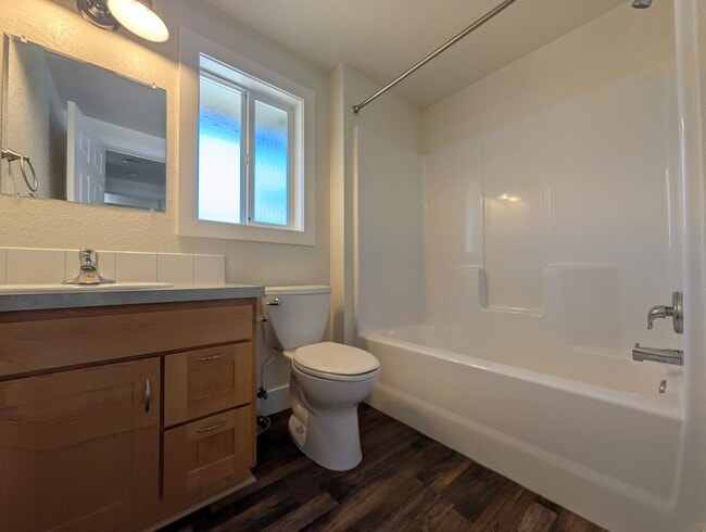 Building Photo - Beautiful 3 Bedroom, 2 Bath Home In The Ri...