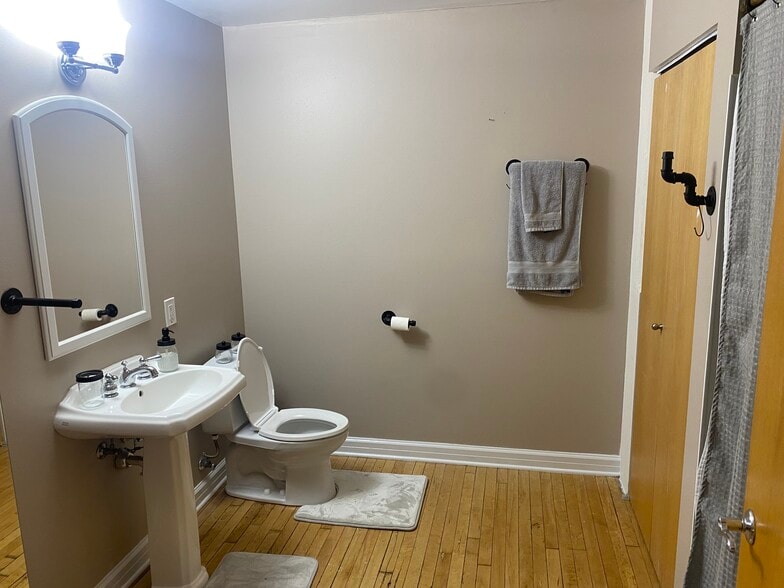 Building Photo - 215 W Maple St