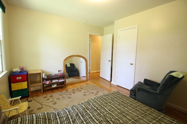 Building Photo - Charming 3 Bed 2.5 Bath Brick Home With Sp...